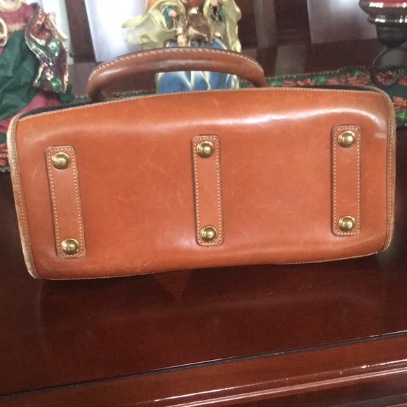 Dooney & Bourke, Good ole vintage battle worn Tote Solid,Everything thing works - Picture 12 of 14